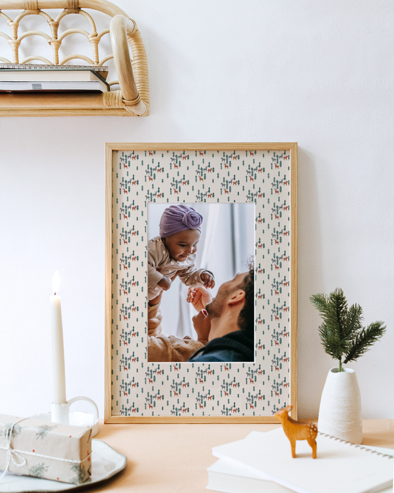 cadre photo personnalisé avec une photo de papa tenant dans ses bras sa petite fille.