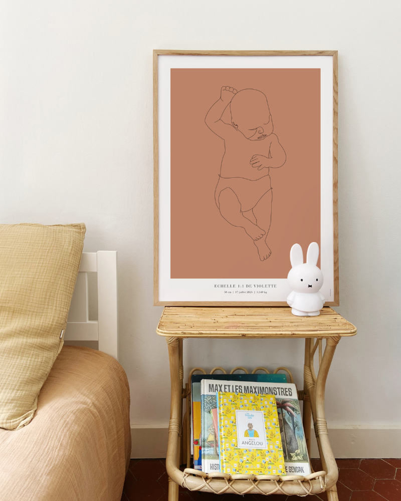 affiche bébé avec silhouette d’enfant esquissée sur fond terracotta