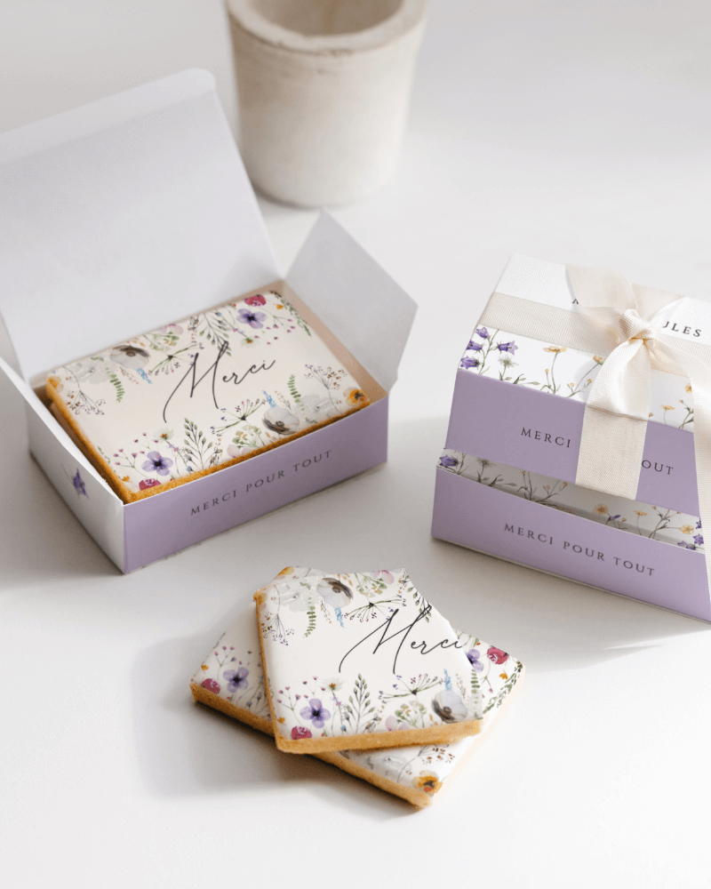 une boîte à biscuits personnalisée avec dessins de fleurs champêtres colorées