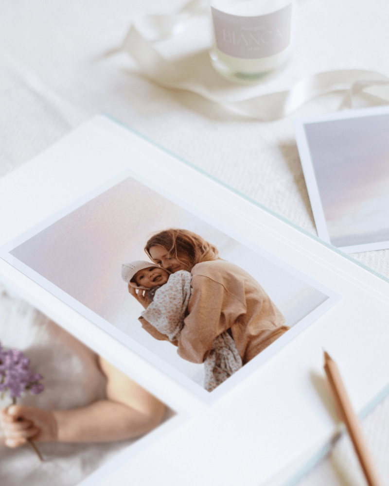 cartes photos avec une photo de maman tenant dans ses bras son bébé.