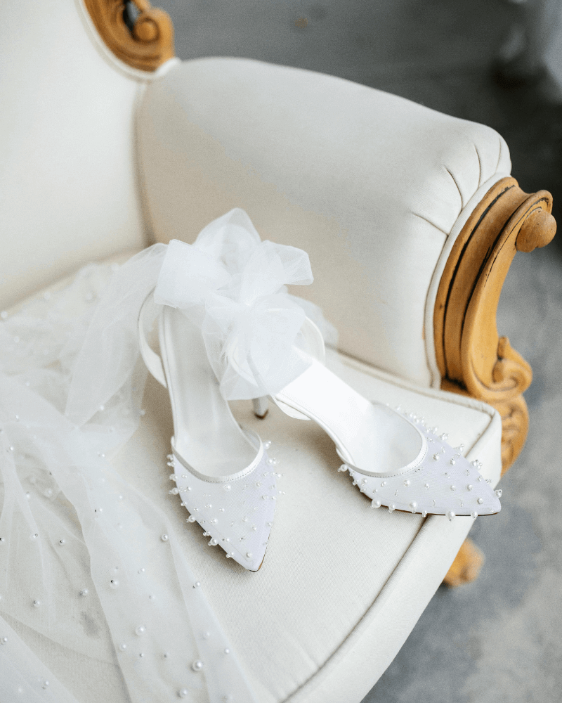 des sandales de mariée pointues et fermées avec des sequins.