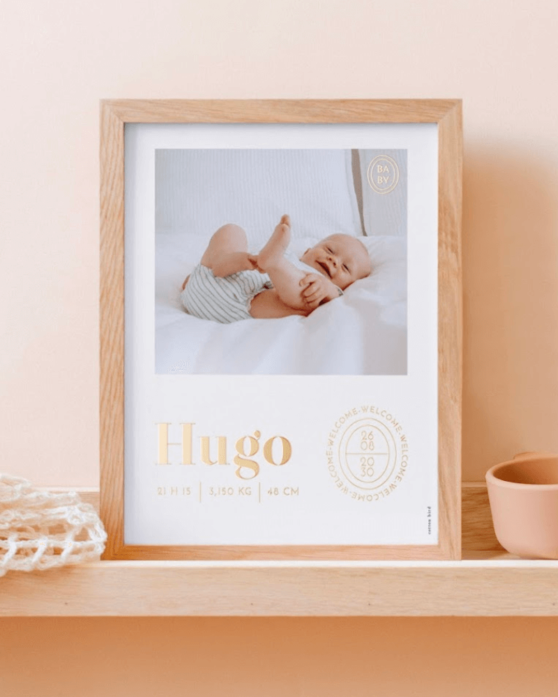 affiche de naissance personnalisée avec le prénom de bébé en lettres dorées et sa photo