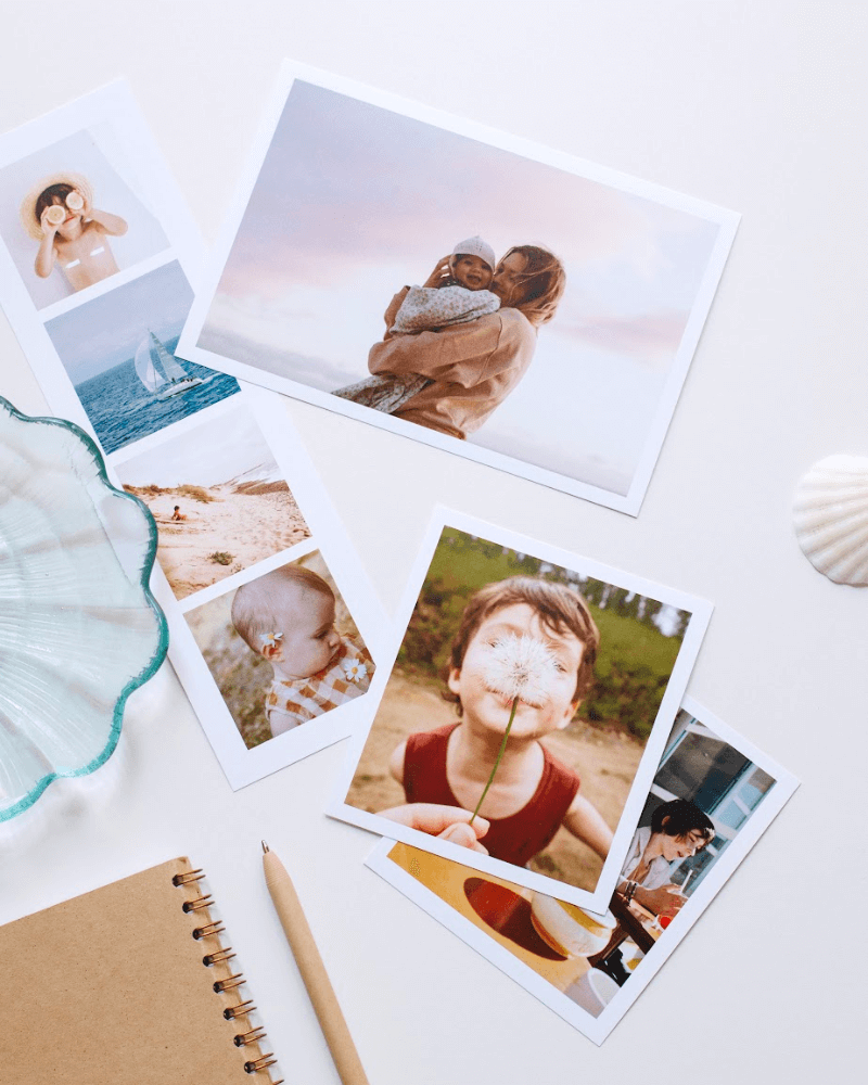 tirages photo au format photomaton, polaroid et carte avec des photos de famille.