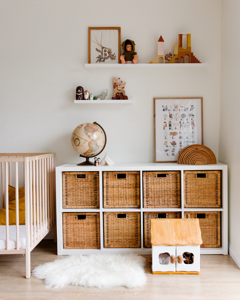 une chambre d’enfant avec une étagère ornée de paniers en osier