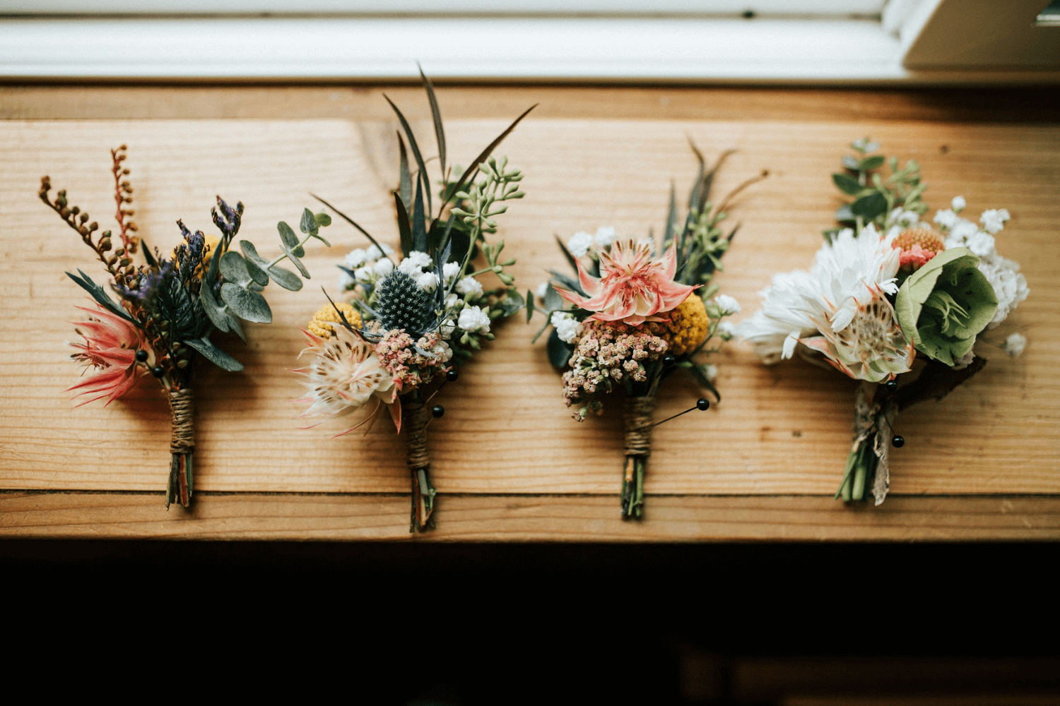 Plusieurs bouquets de fleurs de mariage bohèmes