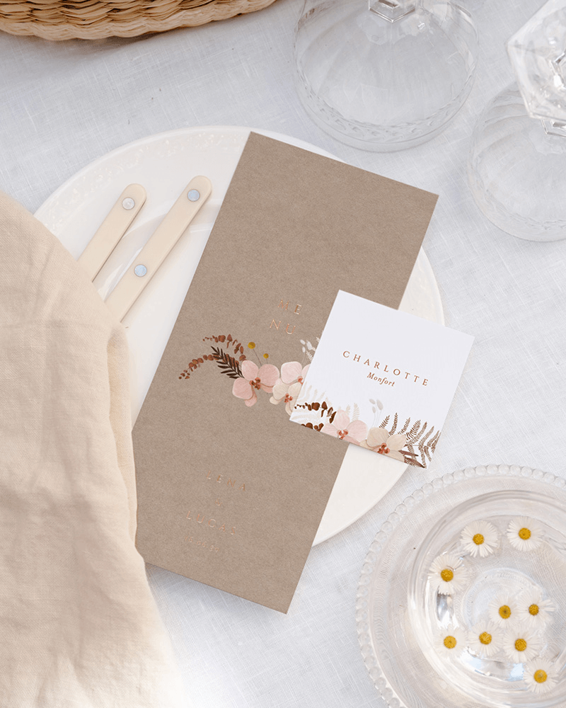 menu de mariage de couleur kraft illustré de fleurs bohèmes