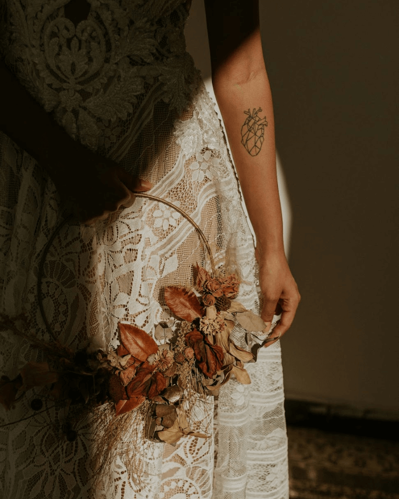 une mariée en robe bohème portant une couronne de fleurs