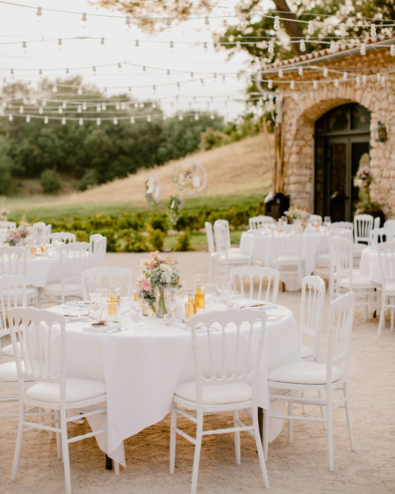 une table de mariage dressée à l’extérieur