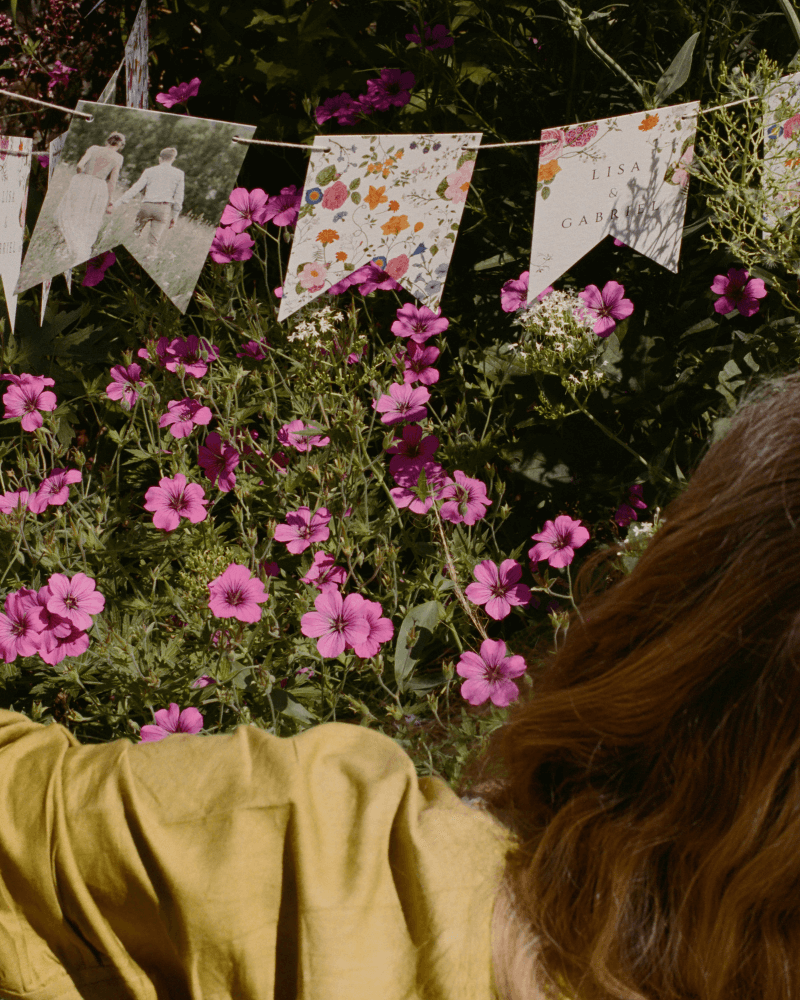 Guirlande de mariage personnalisée, illustrée de motifs fleuris colorés.