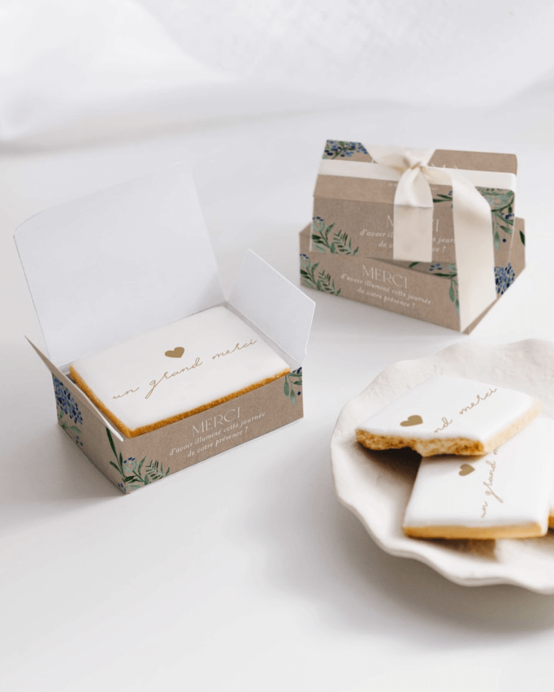 une boîte à biscuits personnalisée en papier kraft avec des biscuits personnalisés à l’intérieur.
