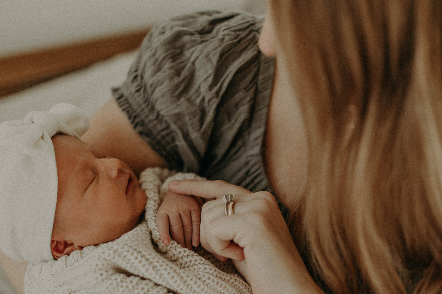 un nouveau-né dans les bras de sa maman.