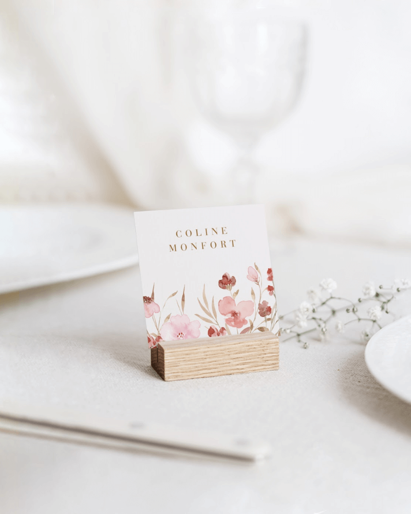 un marque place de mariage personnalisé, orné de fleurs roses illustrées en aquarelle