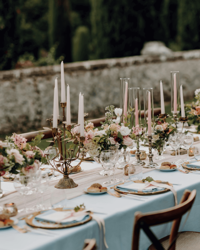 une table de mariage romantique avec de hauts bougeoirs.