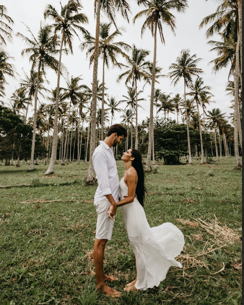 deux mariés se faisant face dans une vaste étendue de palmiers