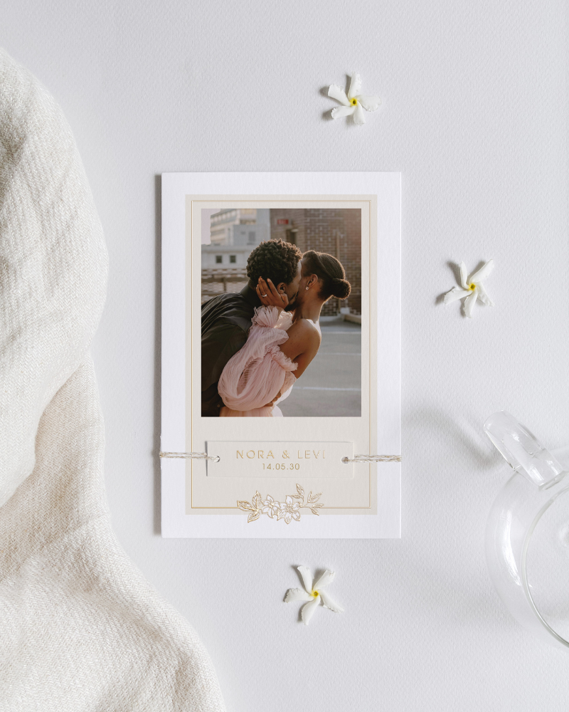 faire-part de mariage avec finitions dorées et photo d’un couple s’embrassant