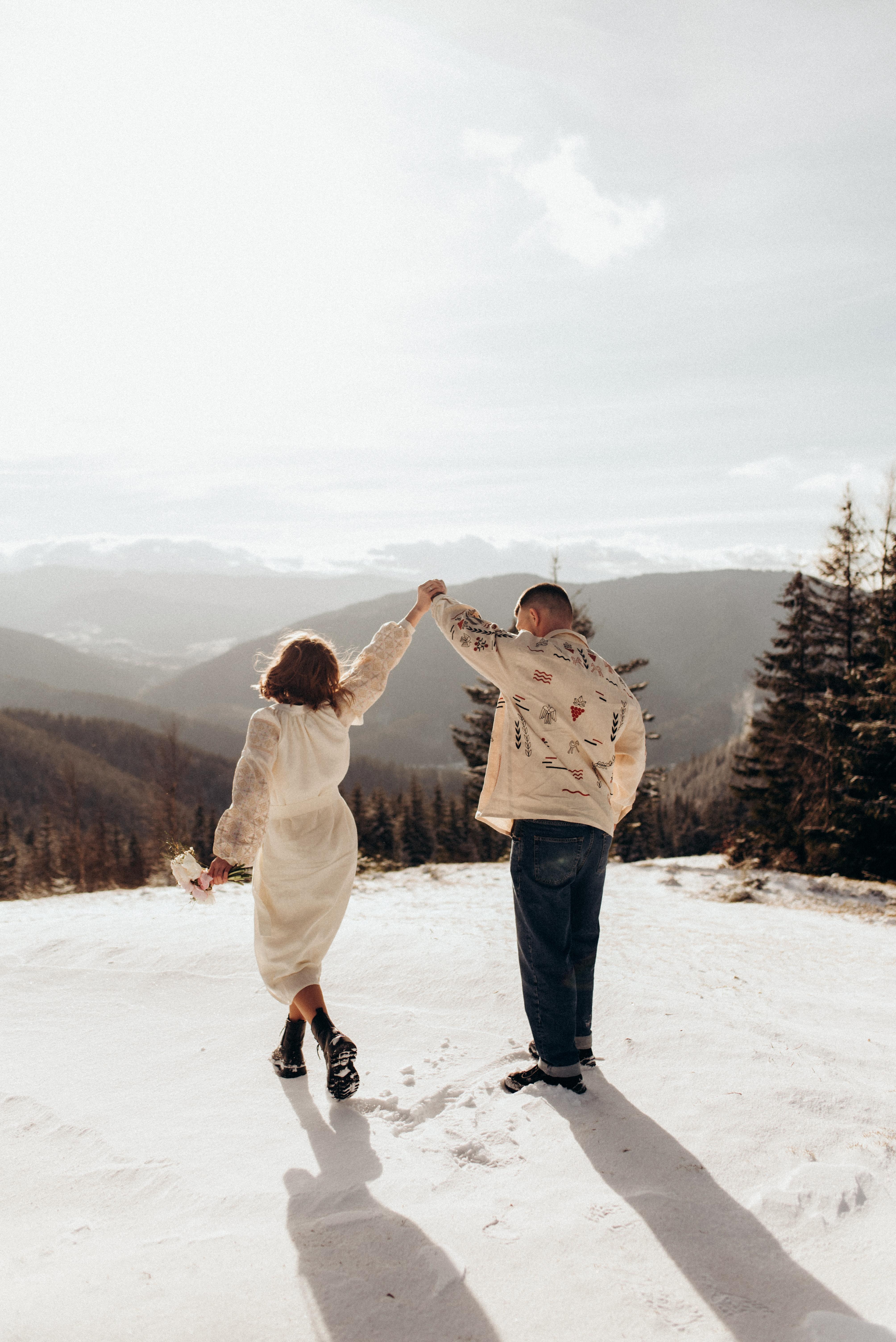 deux mariés dansant ensemble, dans la neige