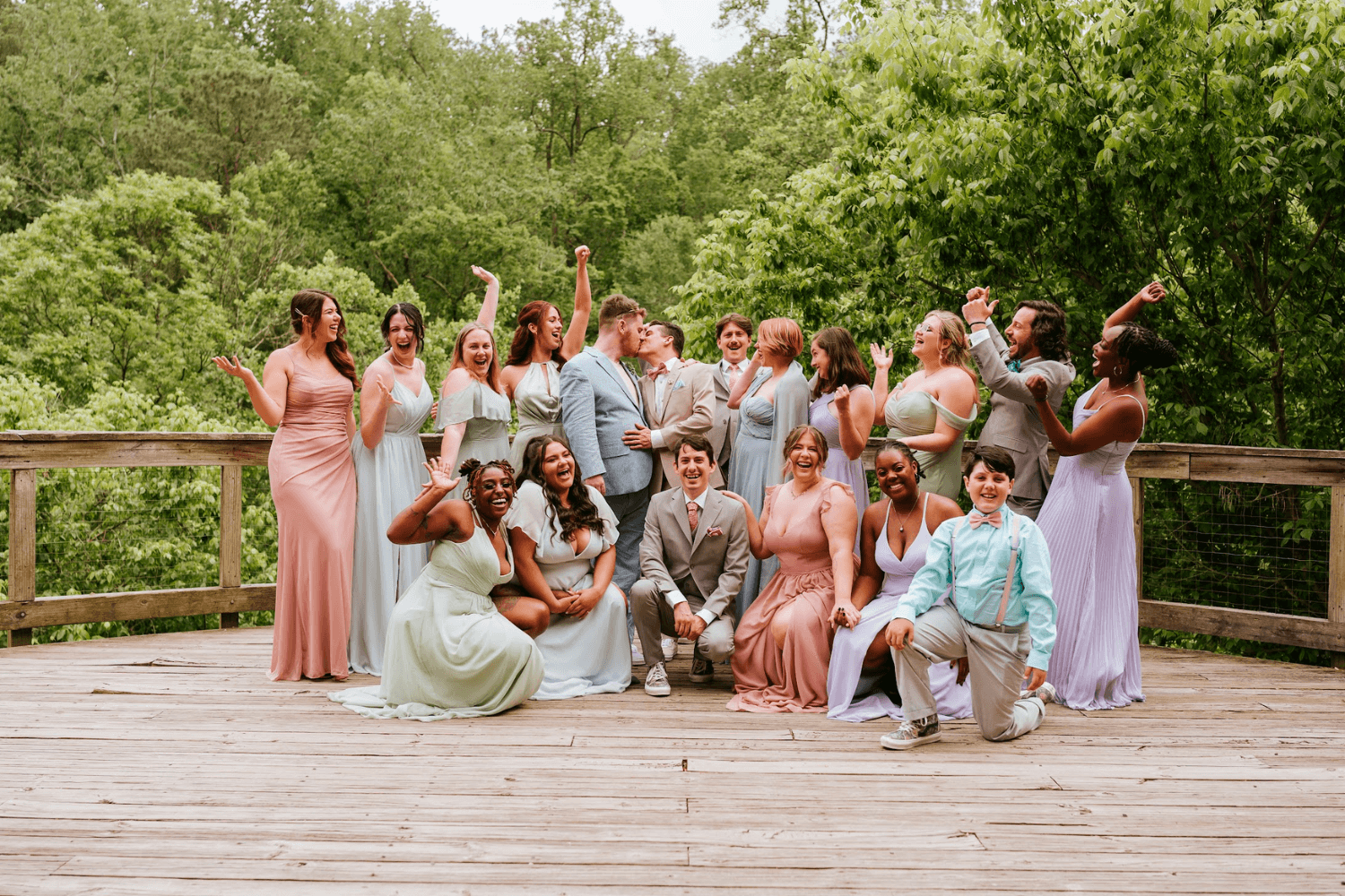 Photos d’invités à un mariage habillés de vêtements aux couleurs pastel et souriants.