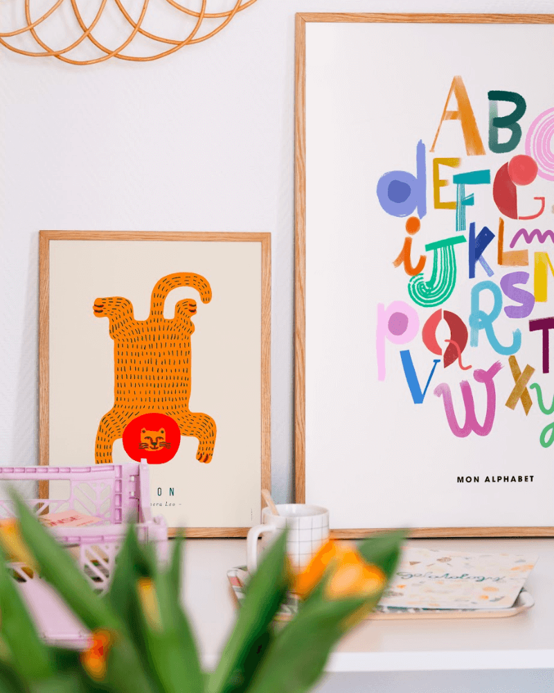 Des affiches décoratives pour enfant colorées, l’une avec un lion illustré et l’autre avec l’alphabet.
