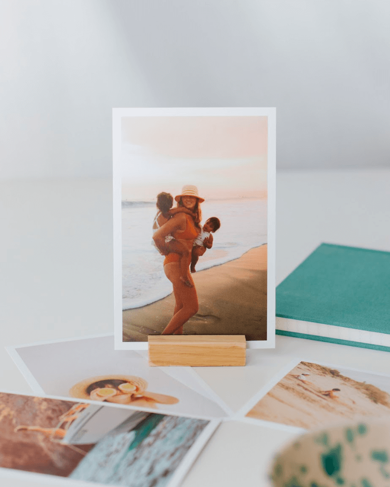 Des tirages photos avec photographie d’une maman à la plage, portant deux enfants dans ses bras