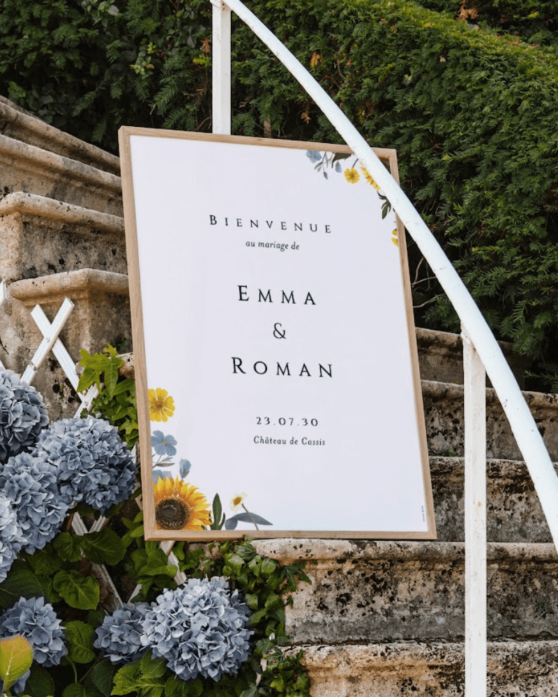 un panneau de mariage avec des fleurs jaunes illustrées