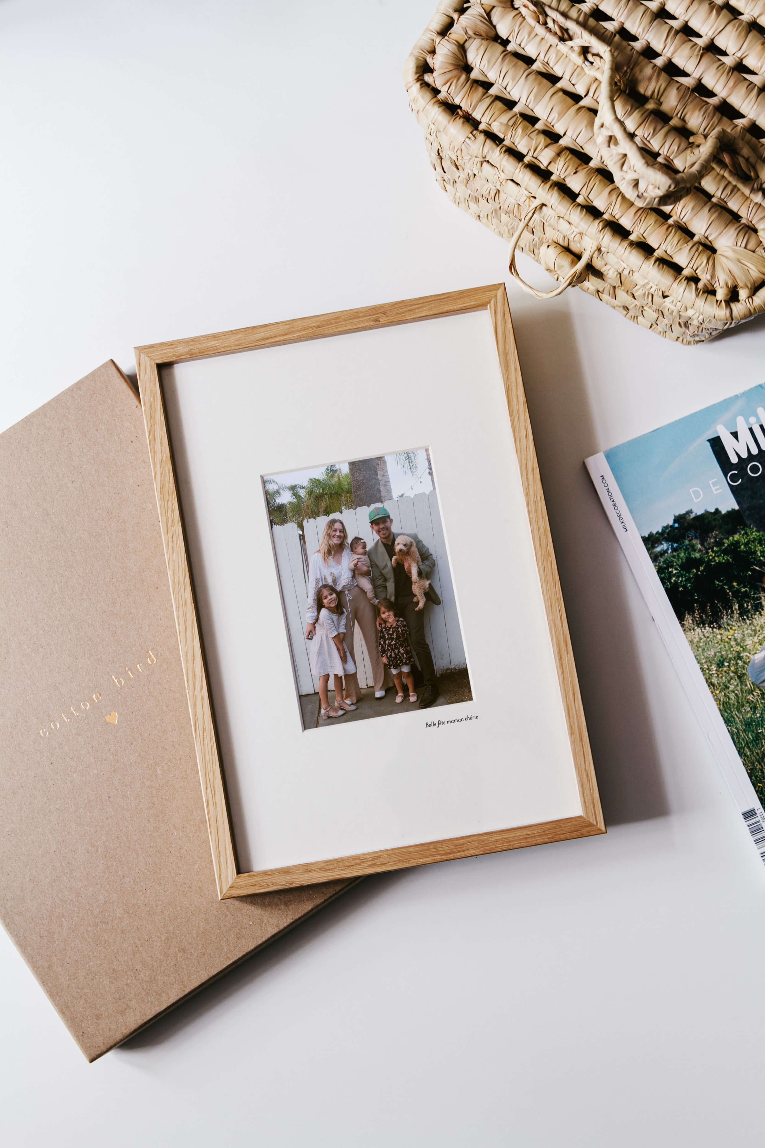 Un cadre photo en bois personnalisé avec une photographie de famille.