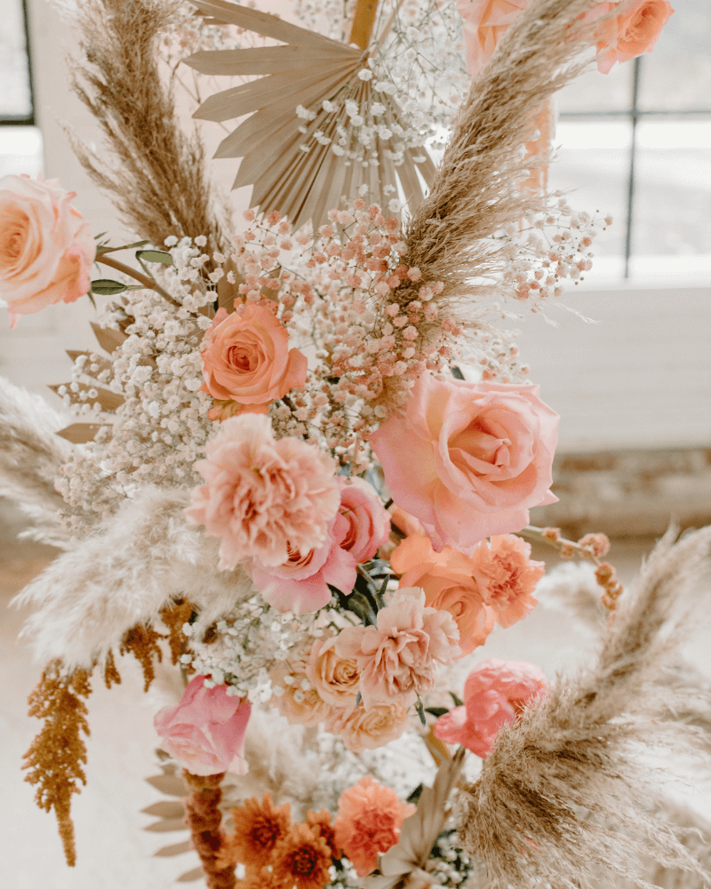 un bouquets de fleurs rose pastel vintage