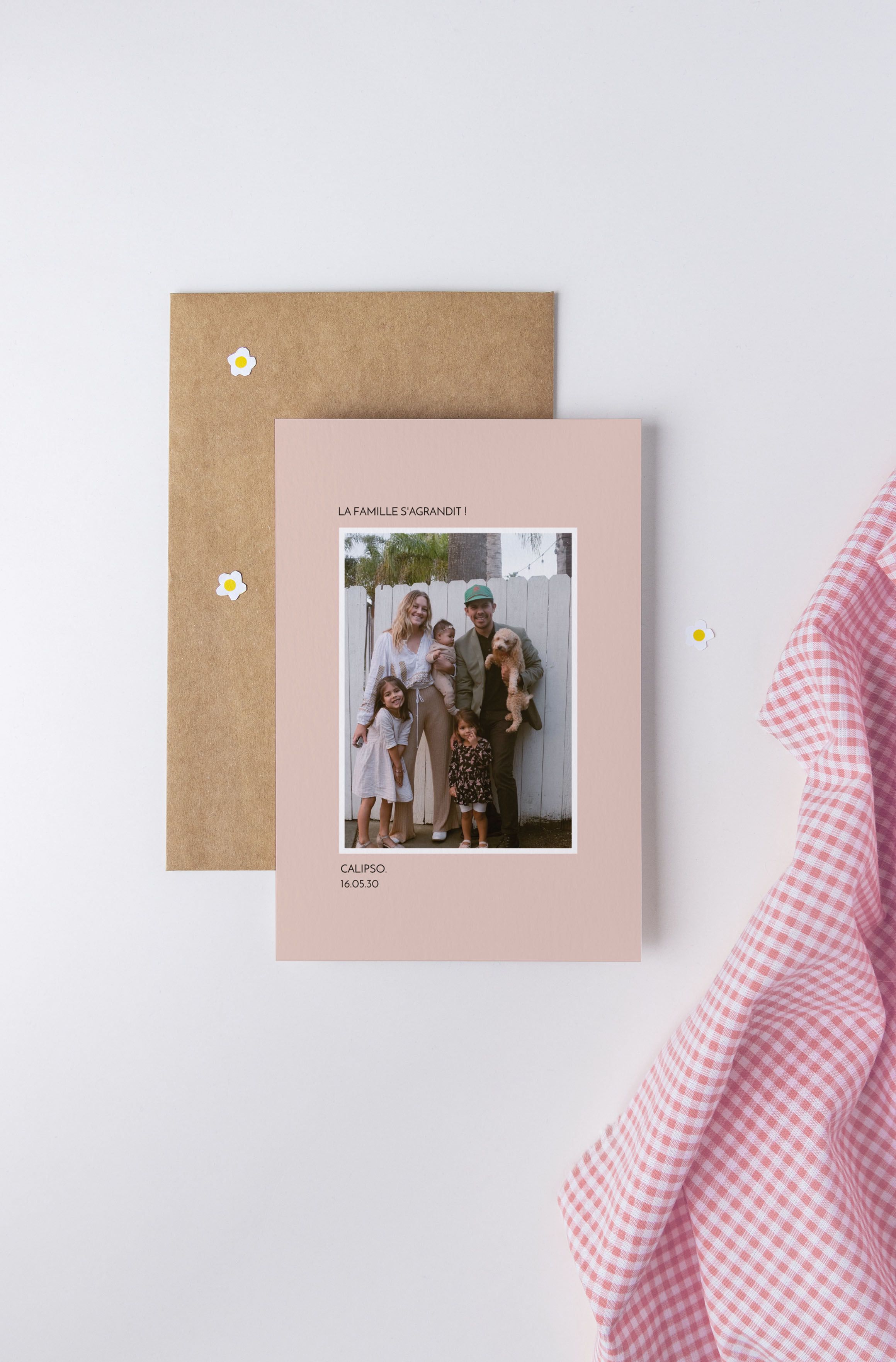 Un faire-part de naissance de couleur rose, personnalisé avec une photographie de famille.