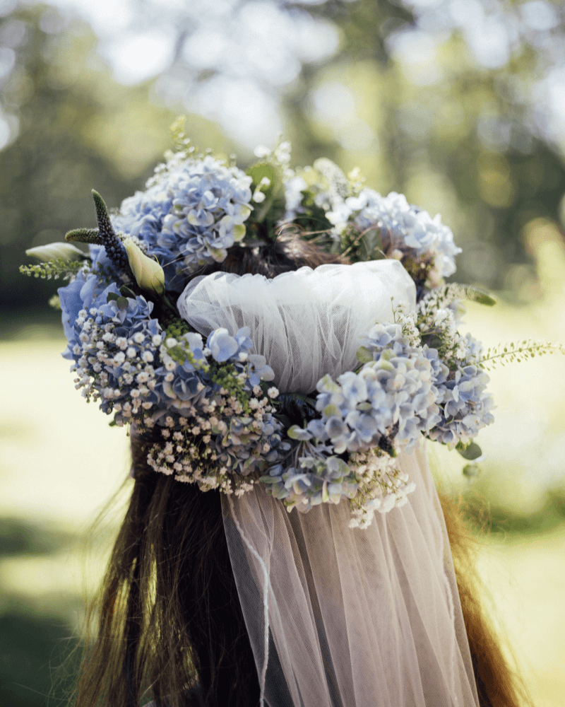 une couronne de fleurs bleues et blanches