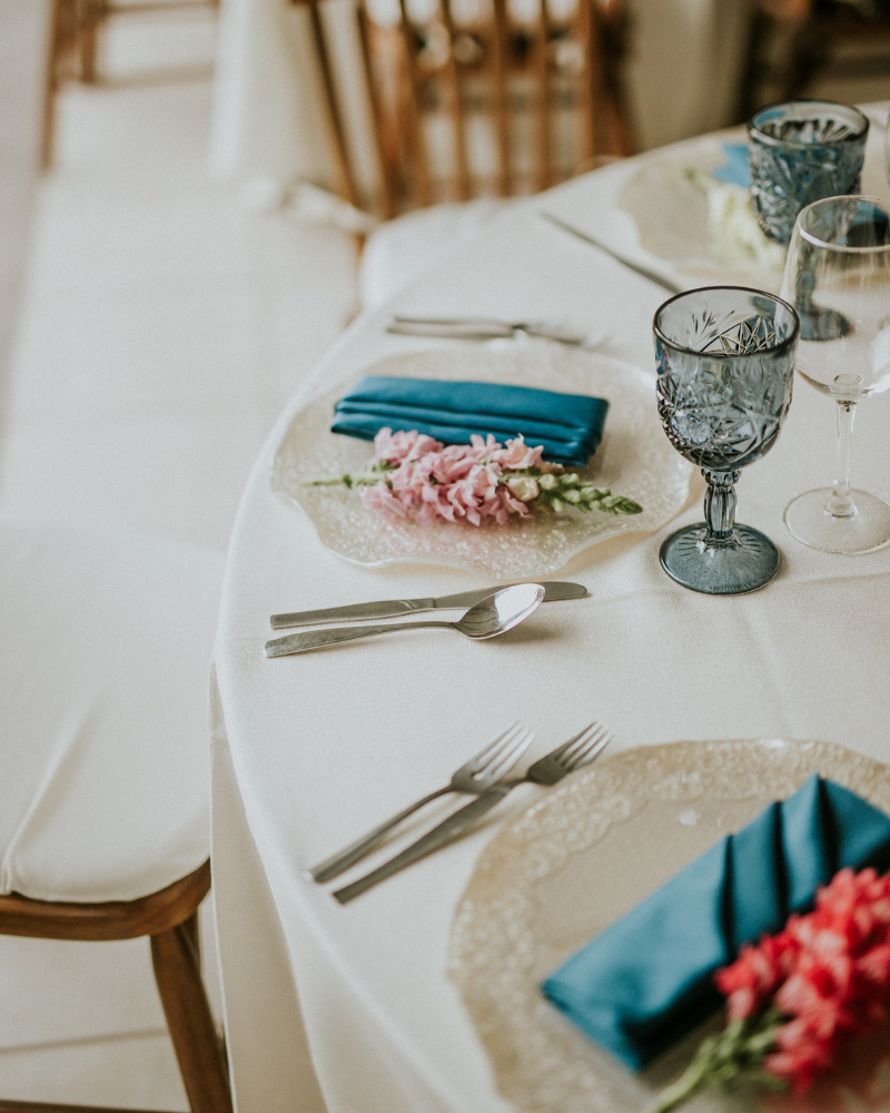 une table de mariage bleue et blanche