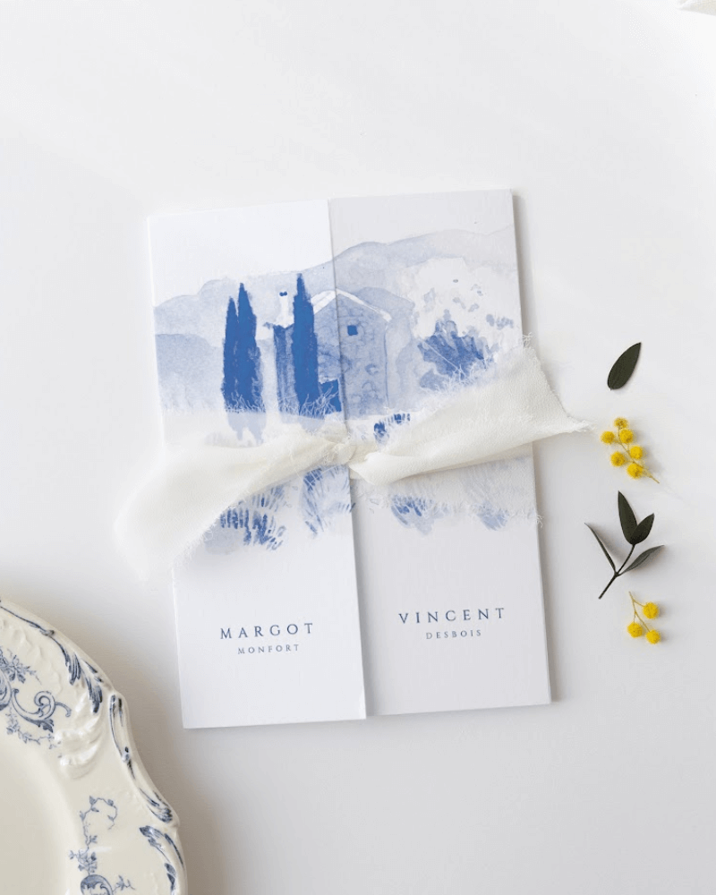 faire-part de mariage bleu et blanc avec lieu de mariage à la campagne illustré en aquarelle