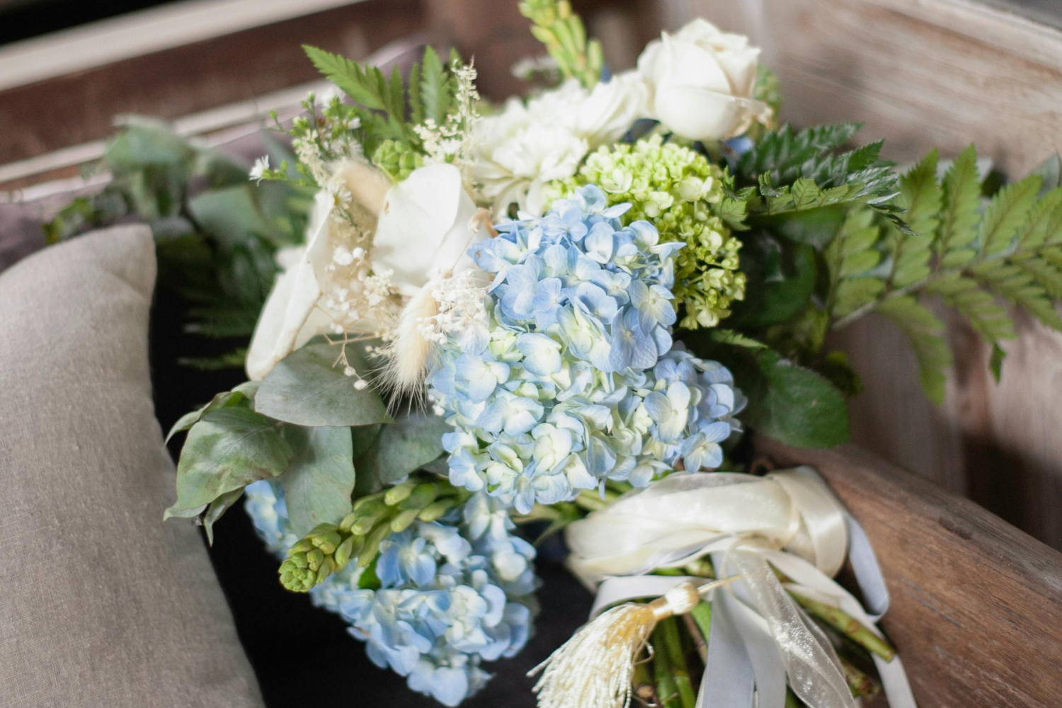 Un bouquet de fleurs bleues et blanches.